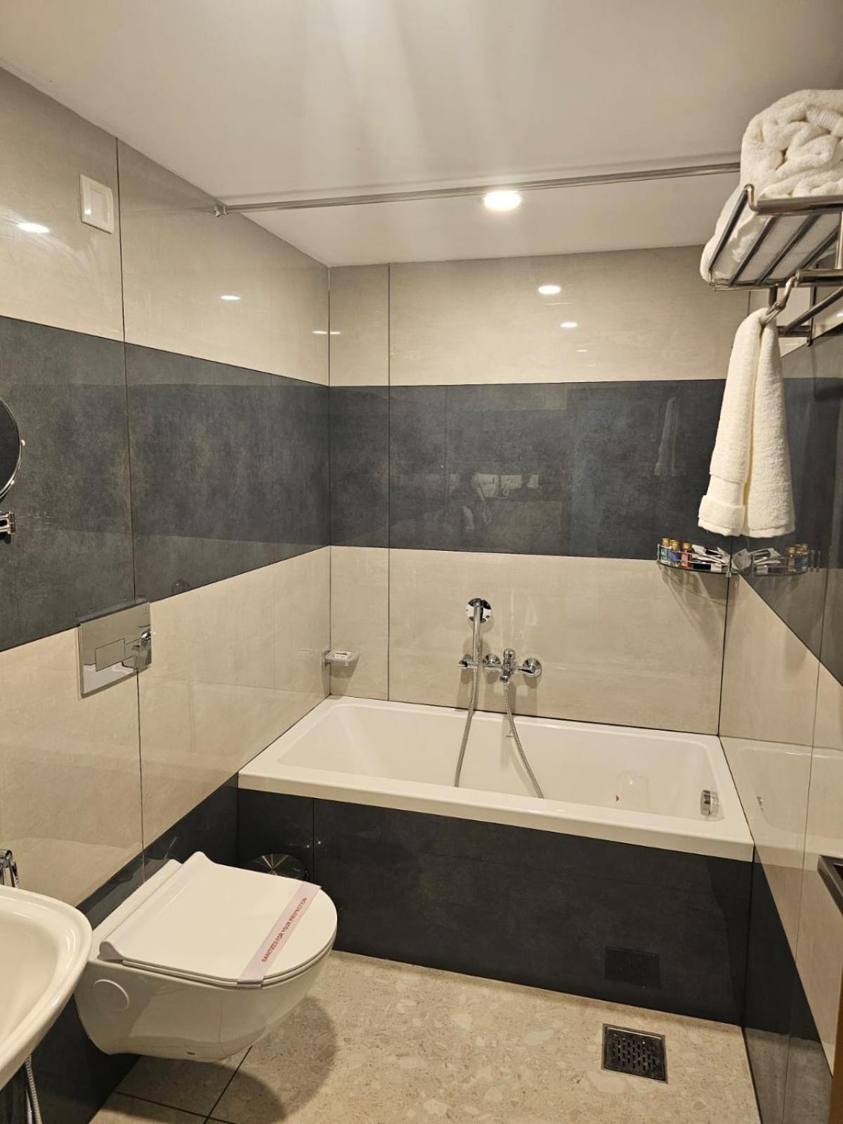 Pearl Residency Hotel Ayoor Exterior foto